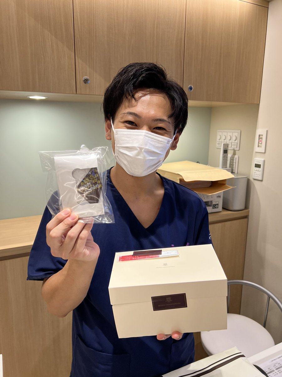 ReCOREmoto's tweet photo. おはようございます☀

本日は会社の経営方針発表会✨
全員の意思を統一し最高のスタートを切ります！
大阪や東京の皆んなに会えるのが楽しみ😊

#鍼灸師
#柔道整復師
#レセプション
#トレーナー
#受付
#採用
#23卒
#24卒
 #おは戦41004ok
昨日部下から1日早めの誕生日ケーキを頂きました🥹 https://t.co/t06BQs83te
