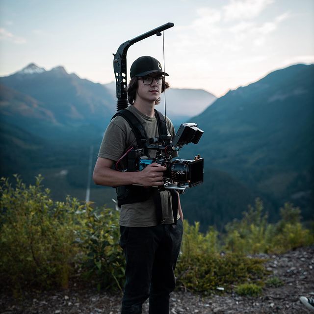 16x9inc's tweet photo. #Cinematographer @nmv.dp filming in the mountains with his Easyrig MiniMax w/ Stabil Arm 🎥⛰👍

#reddigitalcinema #r3d #atlasorion #atlaslensco #smallhd #polarpro #coreswx #blackmagicdesign #redkomodo #easyrig #easyrigminimax  #filmmaker #dp #1stassistantcamera https://t.co/w9OcWCrt3z
