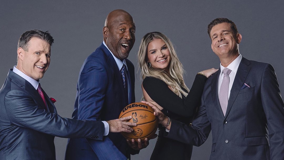 RealAClifton's tweet photo. 💜 L A K E S H O W 💛

We BACK - Can’t wait to have the whole fam @RKHorry x @derekfisher x Metta World Peace here this week as pre-season OFFICIALLY begins &amp; the celebration of 75 YEARS of Lakers Basketball commences🏀 

@geeter3 x @JamesWorthy42 x @Mike_Bresnahan @SpectrumSN ✊🏼 https://t.co/JqmAOMrYMs