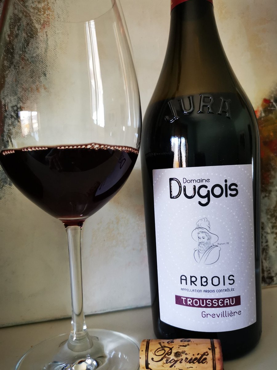 Arbois!! en #jura, 🇨🇵 una zona con  historia vitivinícola. 
En #dominedugois trabajan el viñedo en la biodiversidad y en ecológico. 
Este #trousseau 💯 de cepas antiguas es del 2018, aromas a fruta de bayas madura, expresivo, complejo, potente pero sigue manteniendo frescura 🙌🍷