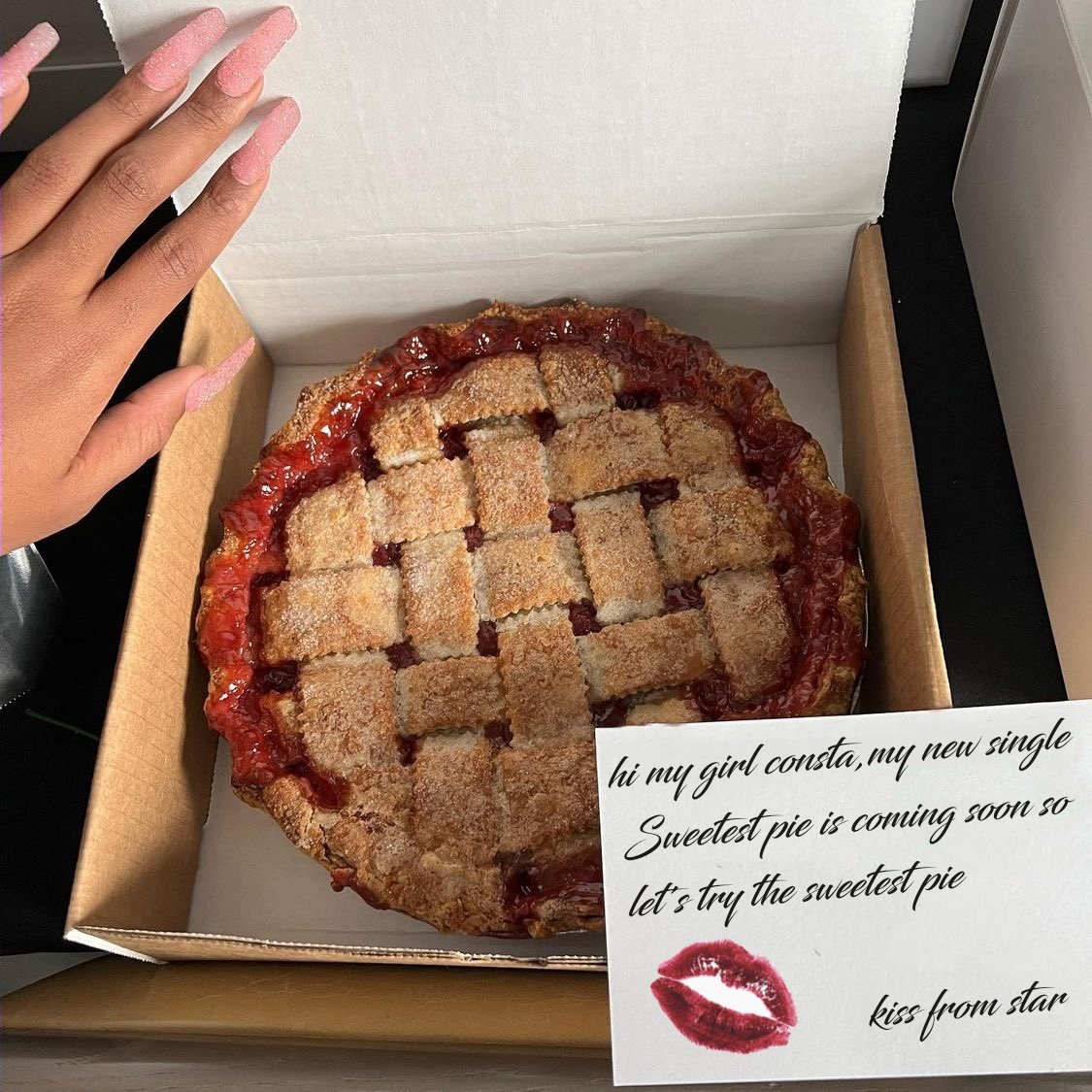 Ifitcoming's tweet photo. AIII! Me discaram aqui(#DiskMe☎️), pensei que era o ex, mas era a minha amiga @swtlightt me presenteando com essa bela torta. Vou comer lembrando dele...
#Sweetestpie https://t.co/zQH5rAHcFF