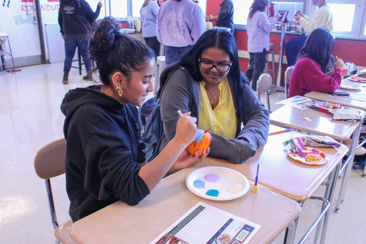 TMulvaney_BHS's tweet photo. These @BarringtonHS220 #CTE student journalists took a break from collecting content to celebrate #nationalyearbookweek with some Fall themed fun! https://t.co/FD1R8dBrOH