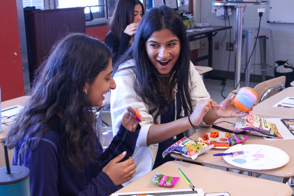 TMulvaney_BHS's tweet photo. These @BarringtonHS220 #CTE student journalists took a break from collecting content to celebrate #nationalyearbookweek with some Fall themed fun! https://t.co/FD1R8dBrOH