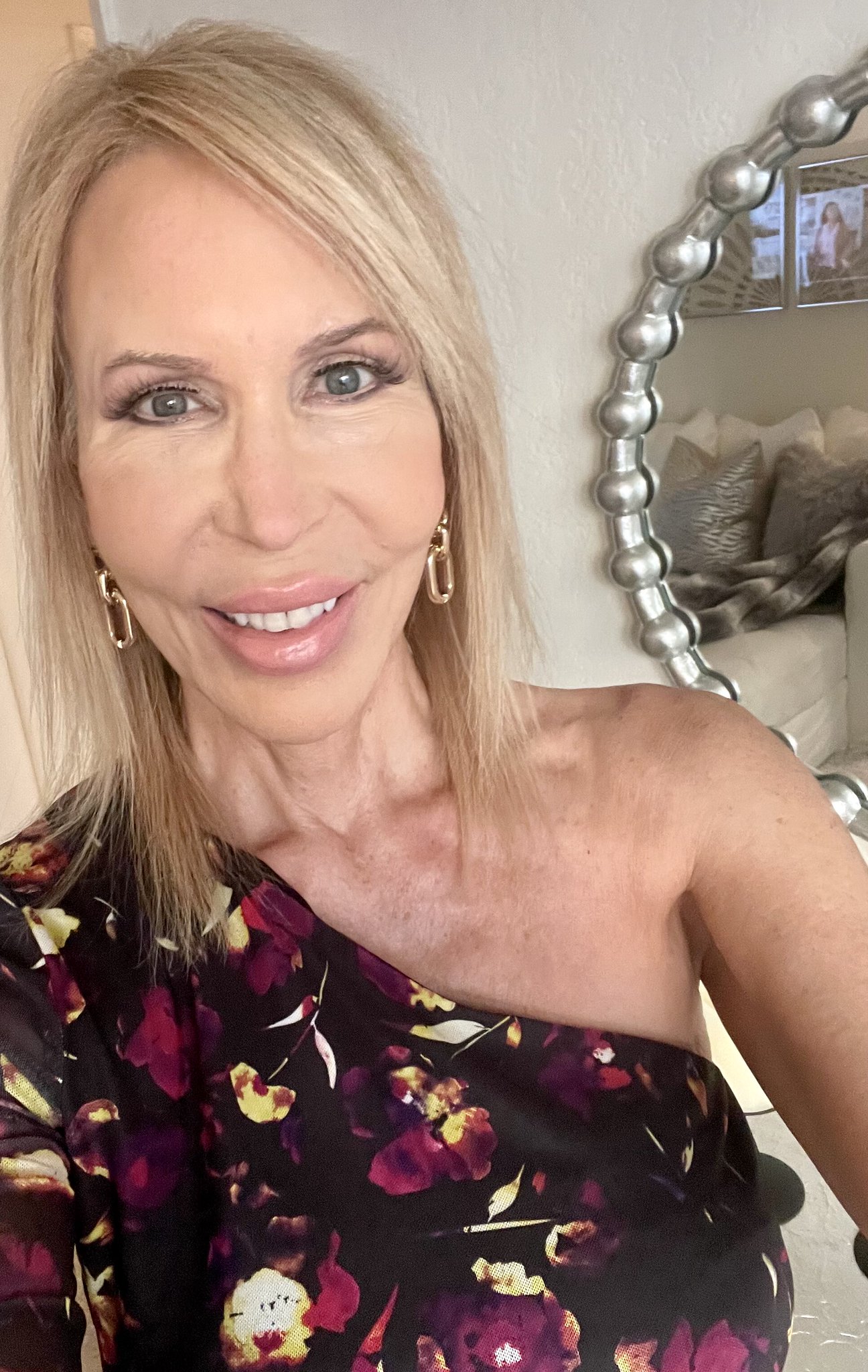 Erica Lauren on Twitter: "Just a little selfie to tease you with. 😉💋💗 https://t.co/X4wMdmtkjK