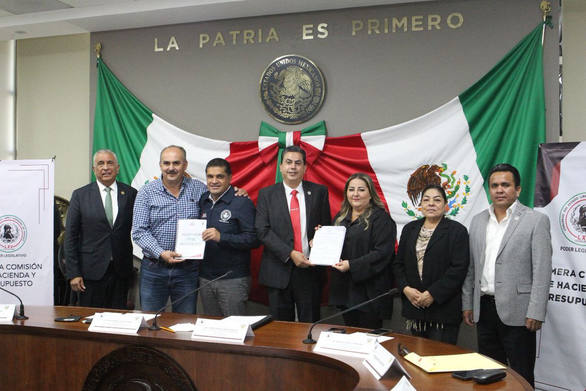 jmvalerapiedras's tweet photo. Quienes integramos la Comisión de Hacienda y Presupuesto del @CongresoHidalgo recibimos de manera simbólica por parte de las y los Presidentes Municipales los proyectos de Leyes de ingresos municipales para el ejercicio fiscal 2023. https://t.co/mOAm1rdgHY