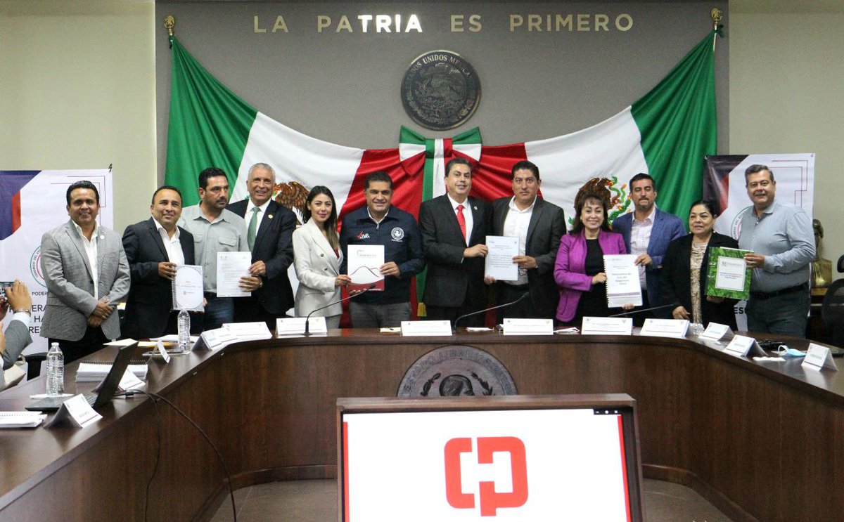 jmvalerapiedras's tweet photo. Quienes integramos la Comisión de Hacienda y Presupuesto del @CongresoHidalgo recibimos de manera simbólica por parte de las y los Presidentes Municipales los proyectos de Leyes de ingresos municipales para el ejercicio fiscal 2023. https://t.co/mOAm1rdgHY