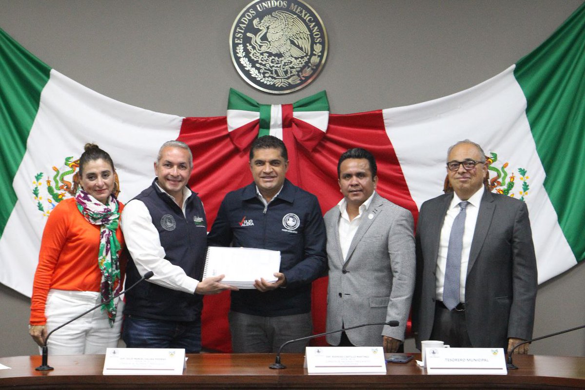 jmvalerapiedras's tweet photo. Quienes integramos la Comisión de Hacienda y Presupuesto del @CongresoHidalgo recibimos de manera simbólica por parte de las y los Presidentes Municipales los proyectos de Leyes de ingresos municipales para el ejercicio fiscal 2023. https://t.co/mOAm1rdgHY