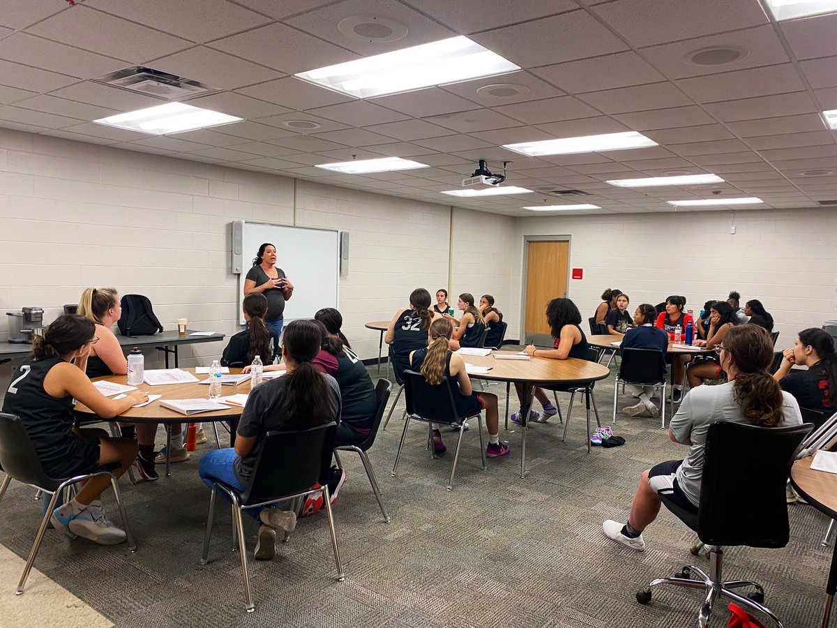 𝙼𝚎𝚗𝚝𝚊𝚕 𝙷𝚎𝚊𝚕𝚝𝚑 𝚃𝚛𝚊𝚒𝚗𝚒𝚗𝚐 𝙳𝚊𝚢 𝟷
Basketball is as much mental as it is physical- it is important to us that we prioritize both to improve our game!

HUGE Thank you to Coach Nikki Dieball for coming to pour into our girls today! 
#UNITEDasONE