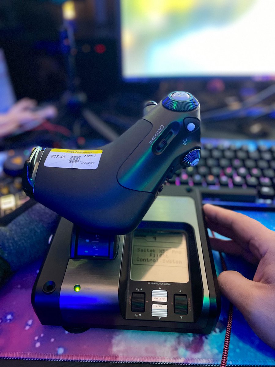 AwesomeTexaz's tweet photo. @RobertsSpaceInd when you walk into @GoodwillIntl and find X52 PRO flight sticks sitting there for $17.49 and they work! @RedMonsterSC @LogitechG #winning #startdiggin @Toxicpanda71 @I9nightbee https://t.co/035qfdZevO