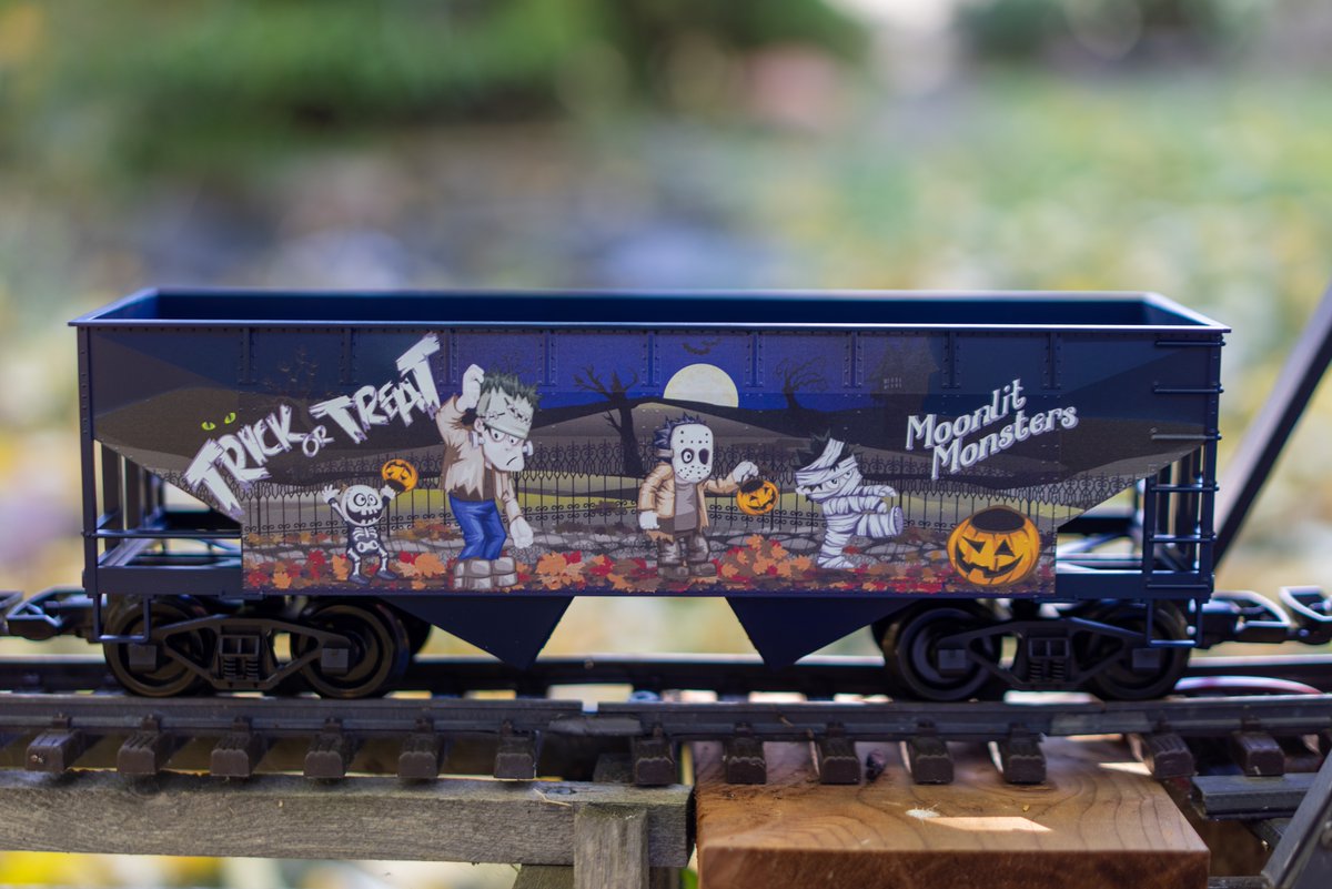 Smith__mj's tweet photo. The Crocus & Bleak Railway is getting into the spirit of Hallowe'en. These hopper cars will haunt the road superintendent and make a spooktacular train.
@PIKOAmerica #gardenrailway #gardenrailroad #Halloween2022 https://t.co/xzVpQHYlqg