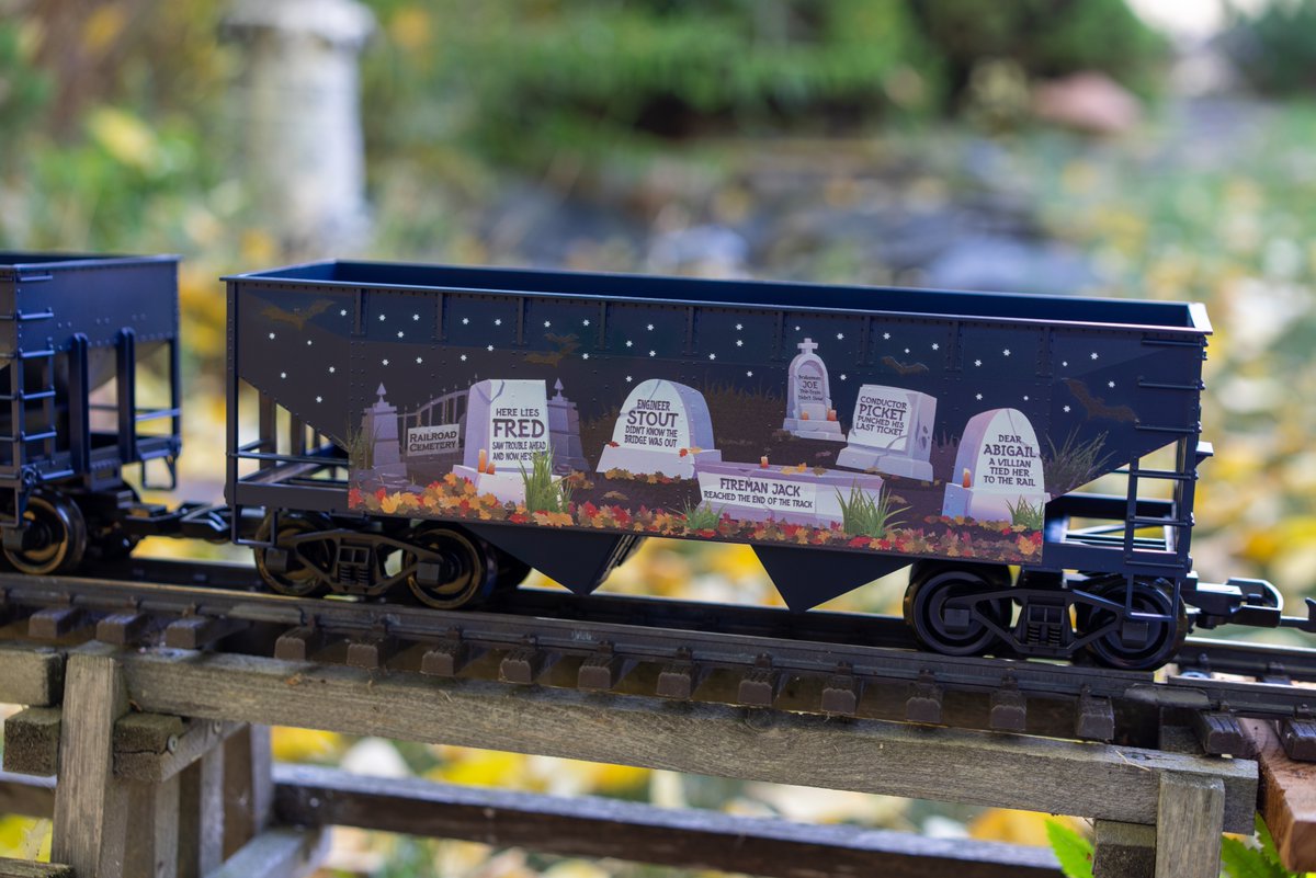 Smith__mj's tweet photo. The Crocus & Bleak Railway is getting into the spirit of Hallowe'en. These hopper cars will haunt the road superintendent and make a spooktacular train.
@PIKOAmerica #gardenrailway #gardenrailroad #Halloween2022 https://t.co/xzVpQHYlqg