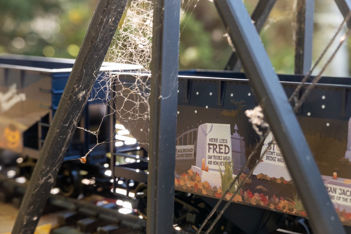 Smith__mj's tweet photo. The Crocus & Bleak Railway is getting into the spirit of Hallowe'en. These hopper cars will haunt the road superintendent and make a spooktacular train.
@PIKOAmerica #gardenrailway #gardenrailroad #Halloween2022 https://t.co/xzVpQHYlqg