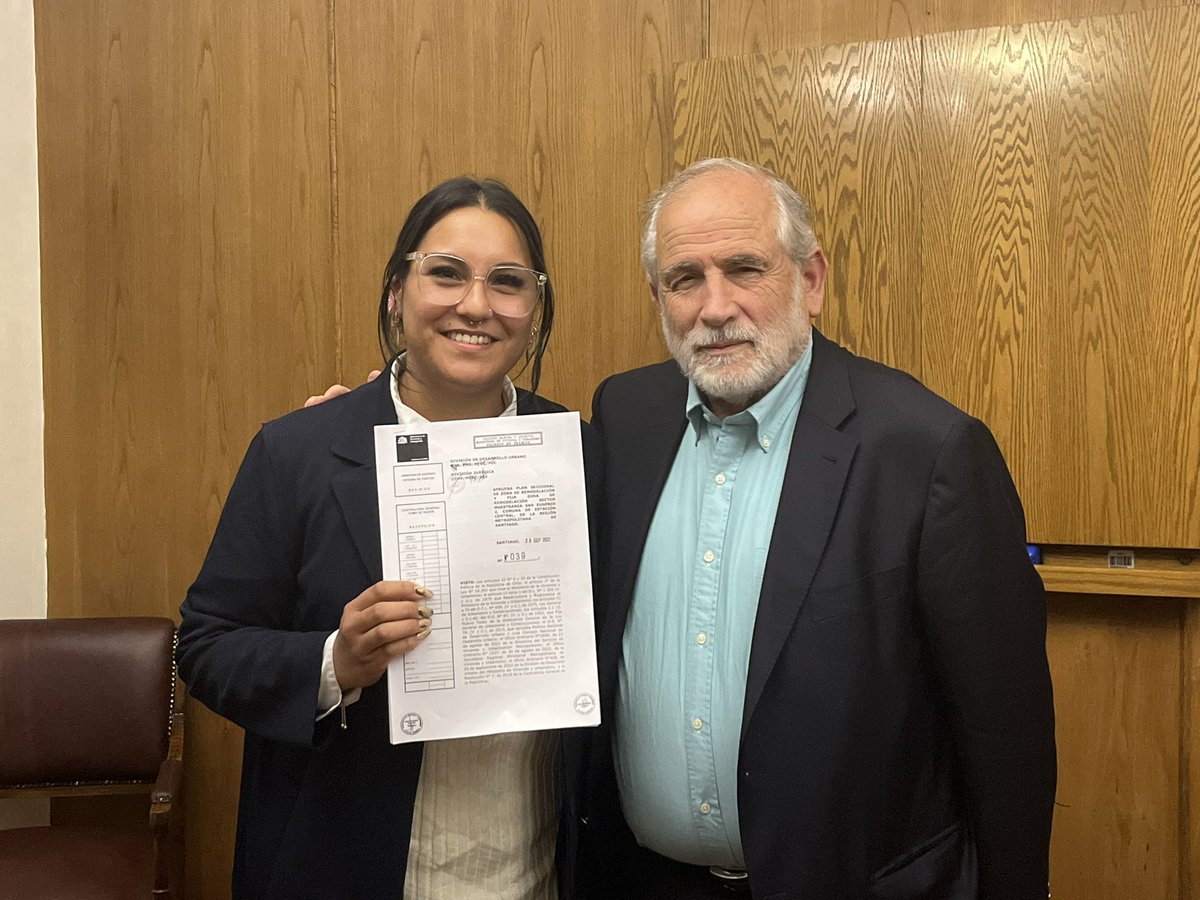 Hoy nos reunimos con el Ministro <a href="/carlosmontestwt/">Carlos Montes</a> a conversar sobre los proyectos de #Ukamau Stg. y regiones. Nos vamos contentos con los avances que se van contemplando. Tenemos el decreto de cambio de suelo en nuestra manos ¡ya está en contraloría!