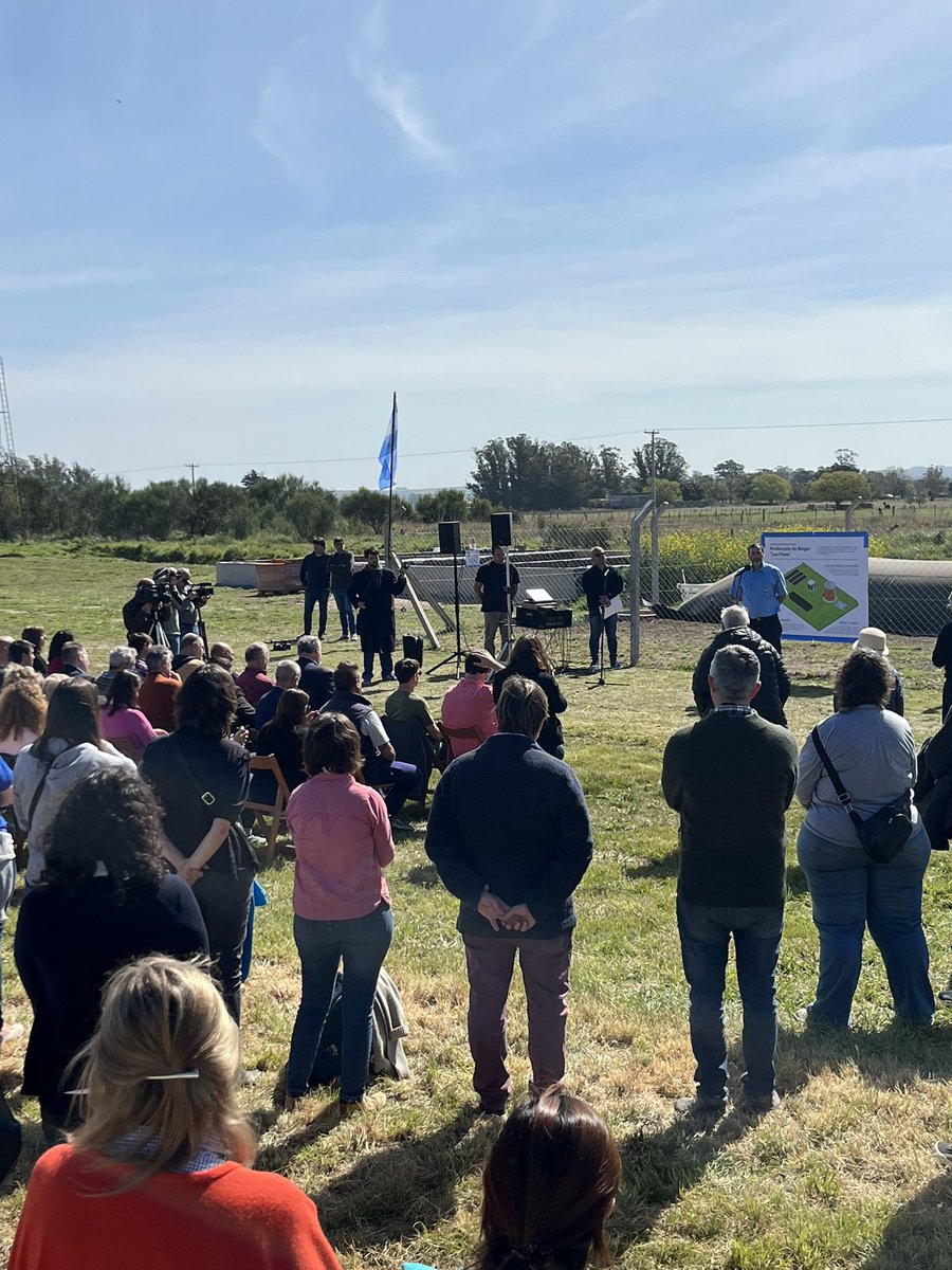SantiagoSantini's tweet photo. Hoy se inauguró el biodigestor de Los Pinos (Balcarce). 
Se trata de una unidad donde se procesan residuos orgánicos mediante digestión anaerobia y se los valoriza mediante su transformación en bioenergía y biofertilizantes. https://t.co/ewpz0Evsph
