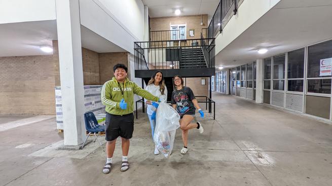 NHS picking up trash to keep SWHS clean. #collaborativespirt <a href="/SpringWoodsHigh/">Spring Woods High</a>