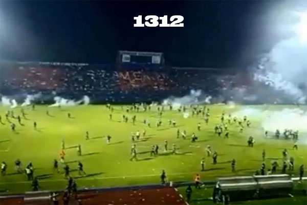 CakD3pp's tweet photo. James Montague seorang pengamat sepak bola asal Inggris pun mengungkapkan, bahwa di Indonesia hanya menunggu waktu tragedi bisa terjadi.
dia meneliti bukunya tahun 2020  berjudul "1312: Among the Ultras."
#PresisiPolisiTerburuk
#PresisiPolisiTerburuk https://t.co/iyxVr6JwVM