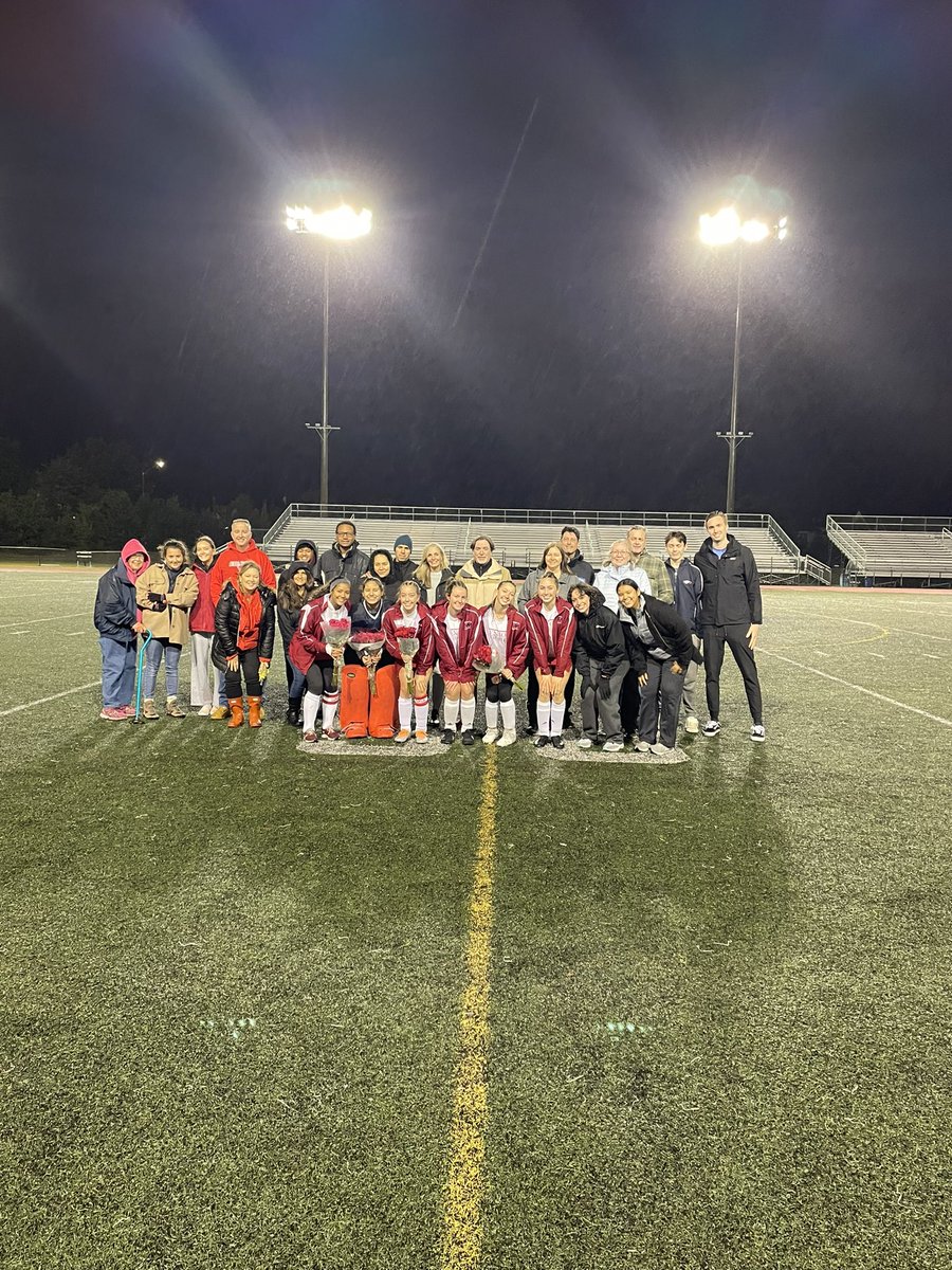 EdisonHS_sports's tweet photo. Congratulations to our Field Hockey Seniors!!!!
Good luck tonight!!!
#oneEdison
#weloveourseniors https://t.co/aXzZuI58iK