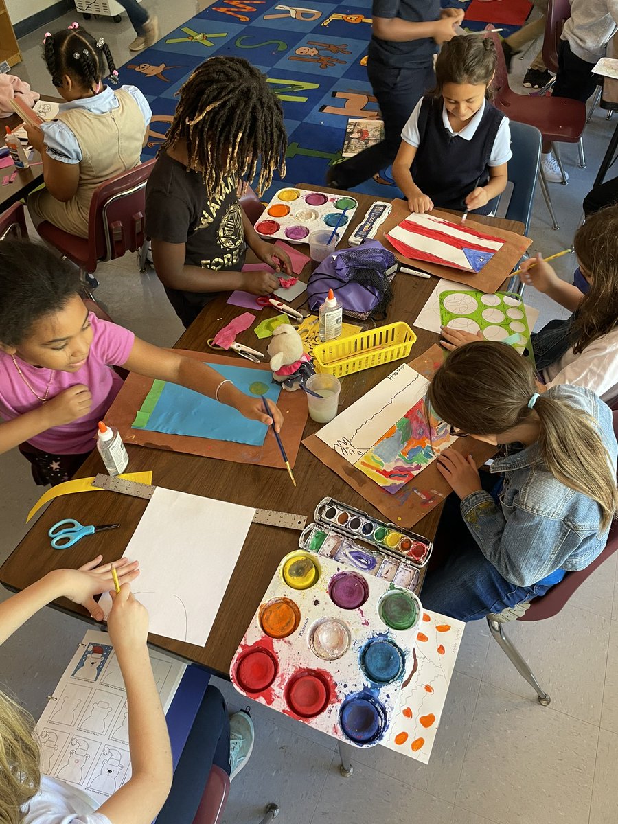 KSmith_ArtEd's tweet photo. We opened the Collage Center in 3rd grade today ! Organized chaos !๐คช #choiceart #apsart @erickson_sarah_ @sara_womack @docdrewlovett @DrCSLPadgett https://t.co/AAxIYwtHLM