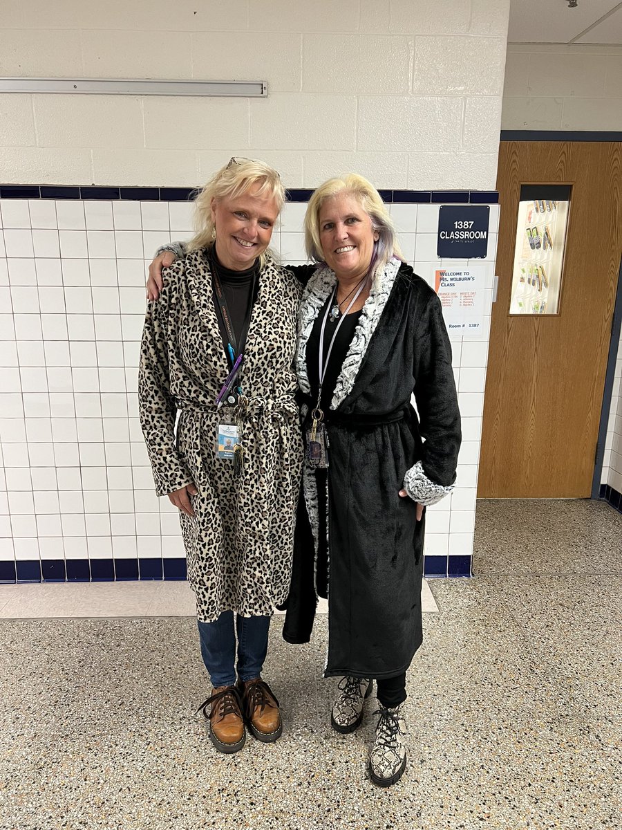 Did not coordinate just good friends who have the same vibe @starryhocofaculty <a href="/HayfieldSGA/">Hayfield SGA</a>