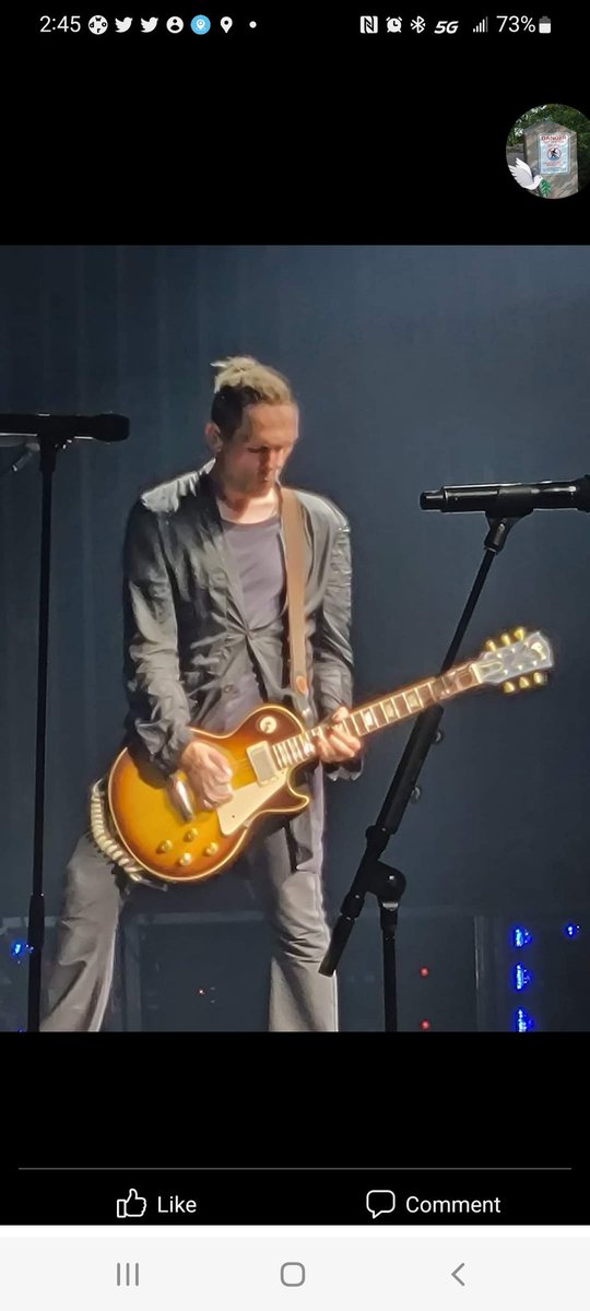 donnasmits's tweet photo. @Kryzreid Sending Birthday love ❤️ to my favorite guitarist. Cheers! https://t.co/Ysrq5XFVj2