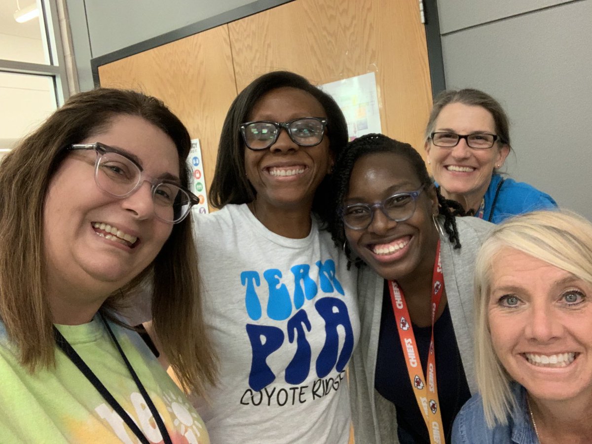 cthompsonLISD's tweet photo. Hey .. what is this CRE crew up to?? Connecting with PTA and our families tonight #CREpta #CRErocks https://t.co/iES9eXDRxj