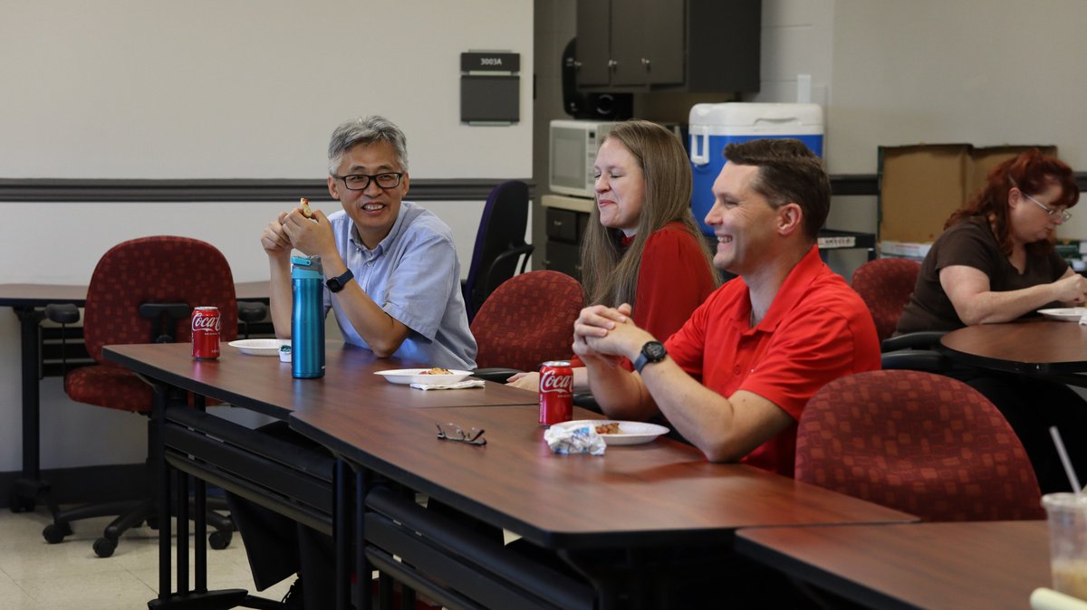 BMorgan_Chemist's tweet photo. Last Friday, I gave a seminar at Western Kentucky University (WKU, @wkuogden @WKUChemistry), my undergraduate alma mater. 

It was one of the most special moments of my career. The professors at WKU are the reason I am a faculty member. Hard stop.

A brief story... (1/n) https://t.co/12xmTjLxGv