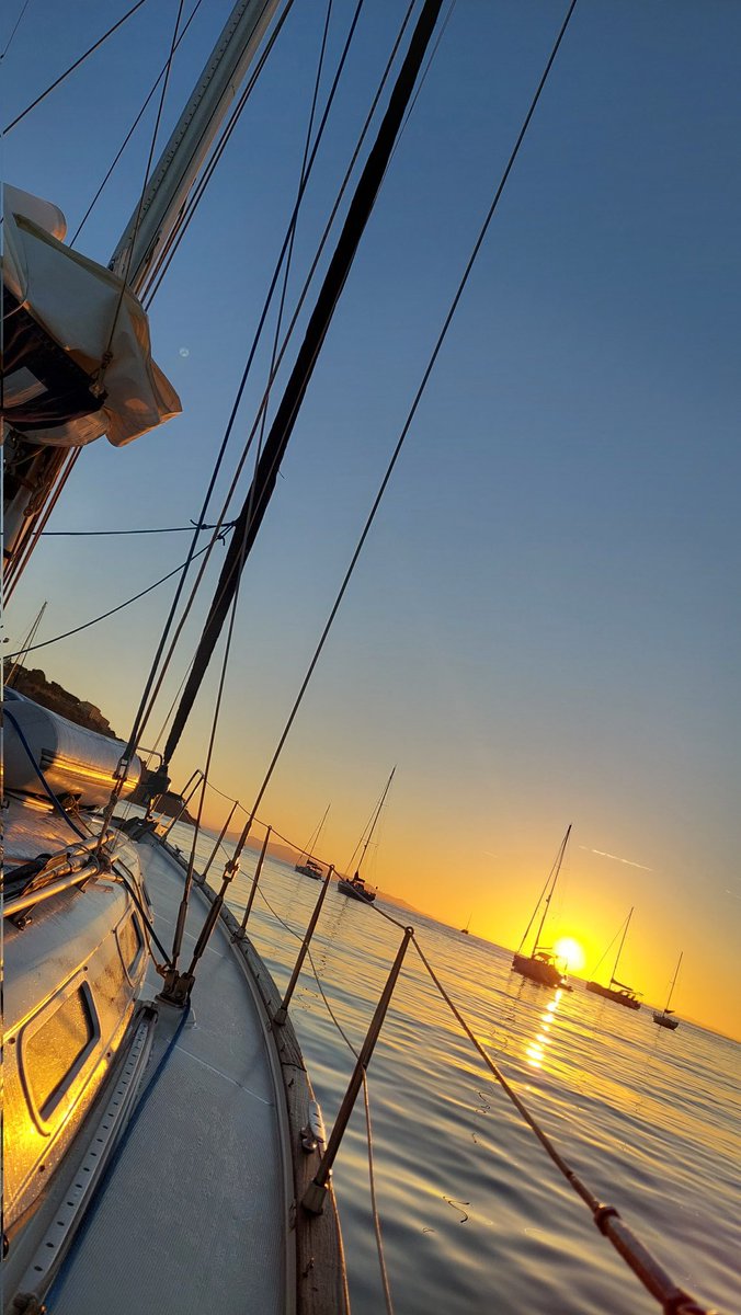 yolegmma's tweet photo. Primer amanecer en el Mediterraneo♡
#contemplationtime #sailing #womanintech #designingonboard #navalarchitecture #Italy #designadventure https://t.co/3URAZmSL2Q