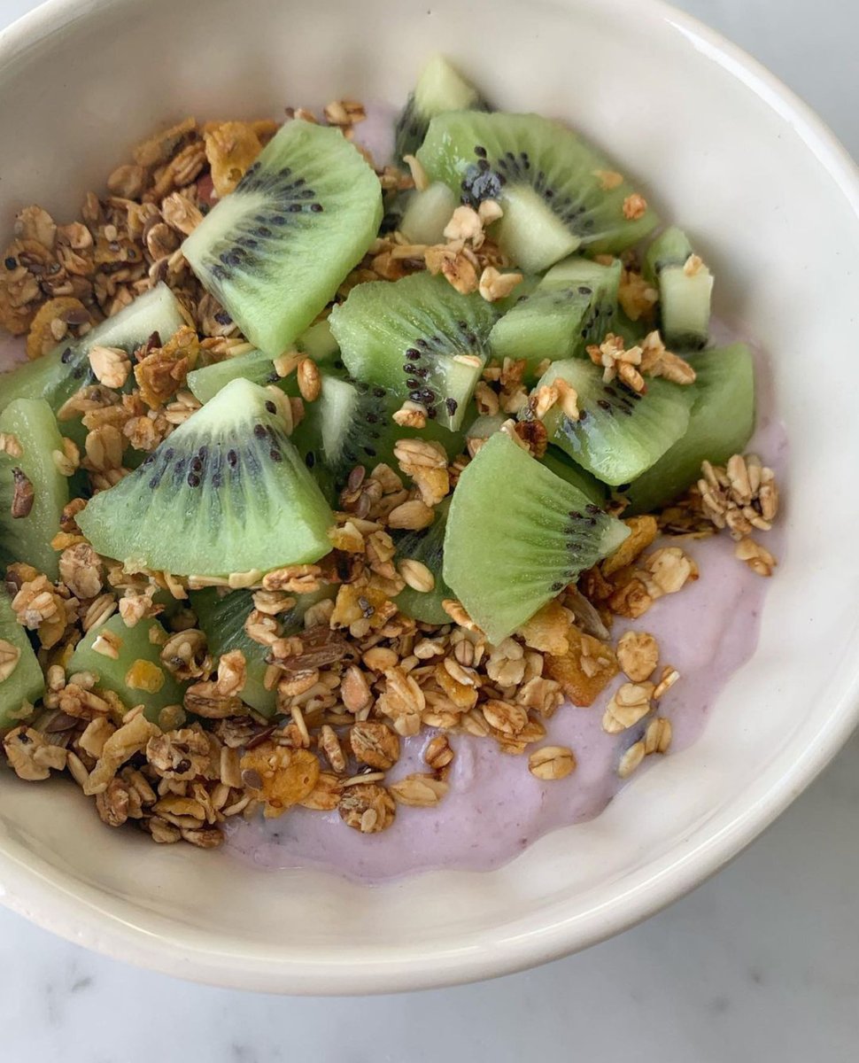 LaNutriologaWeb's tweet photo. Opción de merienda:
-Yogurt de arándanos
-granola
-kiwi https://t.co/rXUlJtzN2G