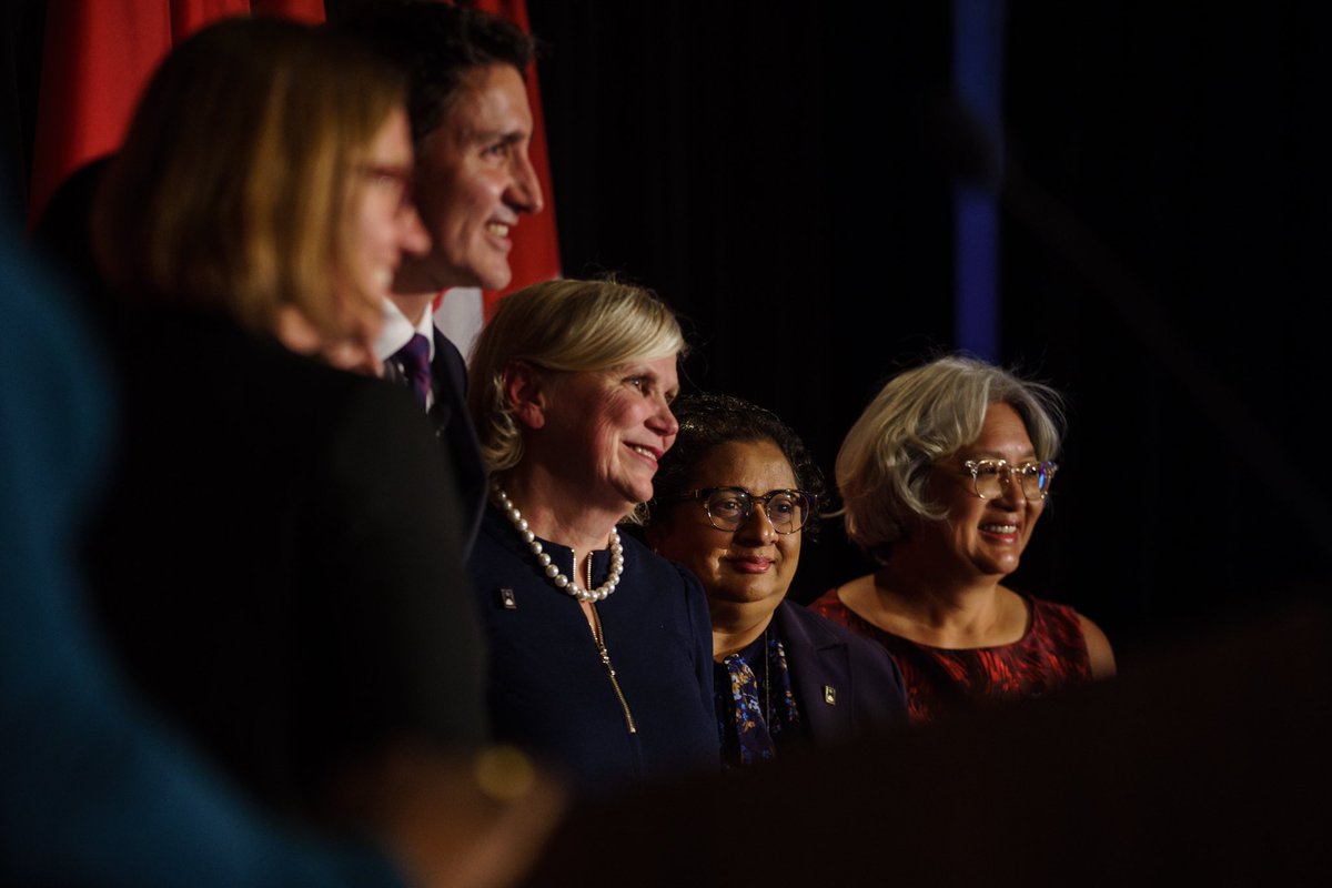 JustinTrudeau's tweet photo. De la maternelle à l’université, les enseignants et enseignantes préparent nos enfants à la réussite – pour un avenir meilleur et un pays plus fort. Aujourd’hui, pour les remercier, on a remis les #PrixDuPM pour l’excellence dans l’enseignement. D’un enseignant à l’autre : bravo. https://t.co/ObWnNWuKV9