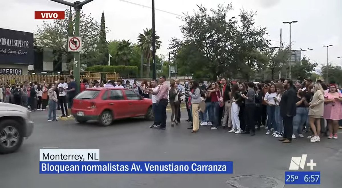 joluisgarcia's tweet photo. Bloquean estudiantes normalistas Av. Venustiano Carranza frente a la normal. Denuncian inseguridad en los alrededores de la escuela. #Precaución https://t.co/uZwtY3n40D
