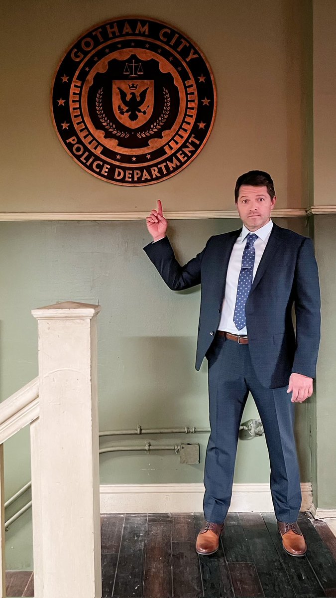 Misha Collins como Harvey Dent em nova imagem dos bastidores de #GothamKnights