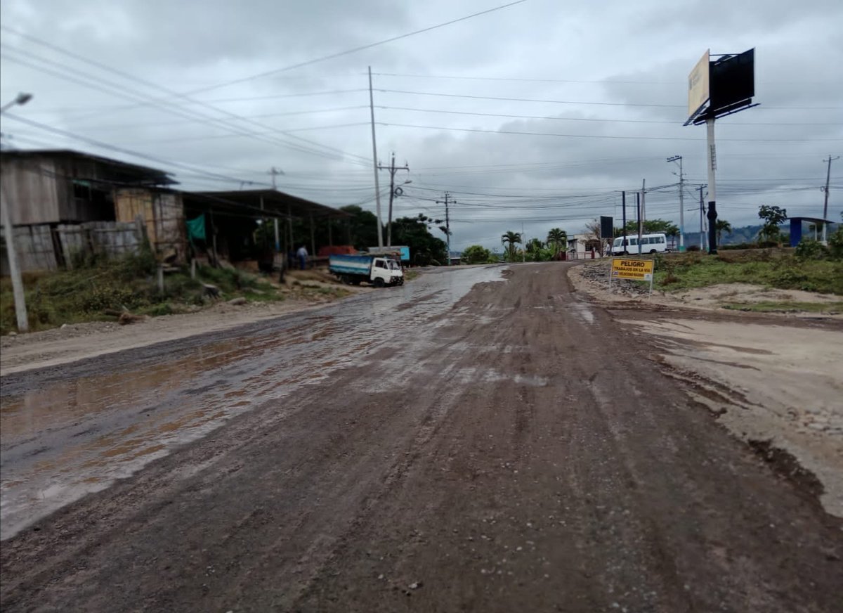 MuniAtacames's tweet photo. Cada vez falta menos, la carpeta asfáltica 🚧 está próxima a ubicarse, atrás quedará el desagradable episodio de agua estancada, cráteres, y más, el acceso al #Torino, #VillaRica y #CanaimaCoral tendrá un antes y un después
#AtacamesCrece 💪
#LaObraNoPara 🚜 🚧 https://t.co/NzK6MV0gYL