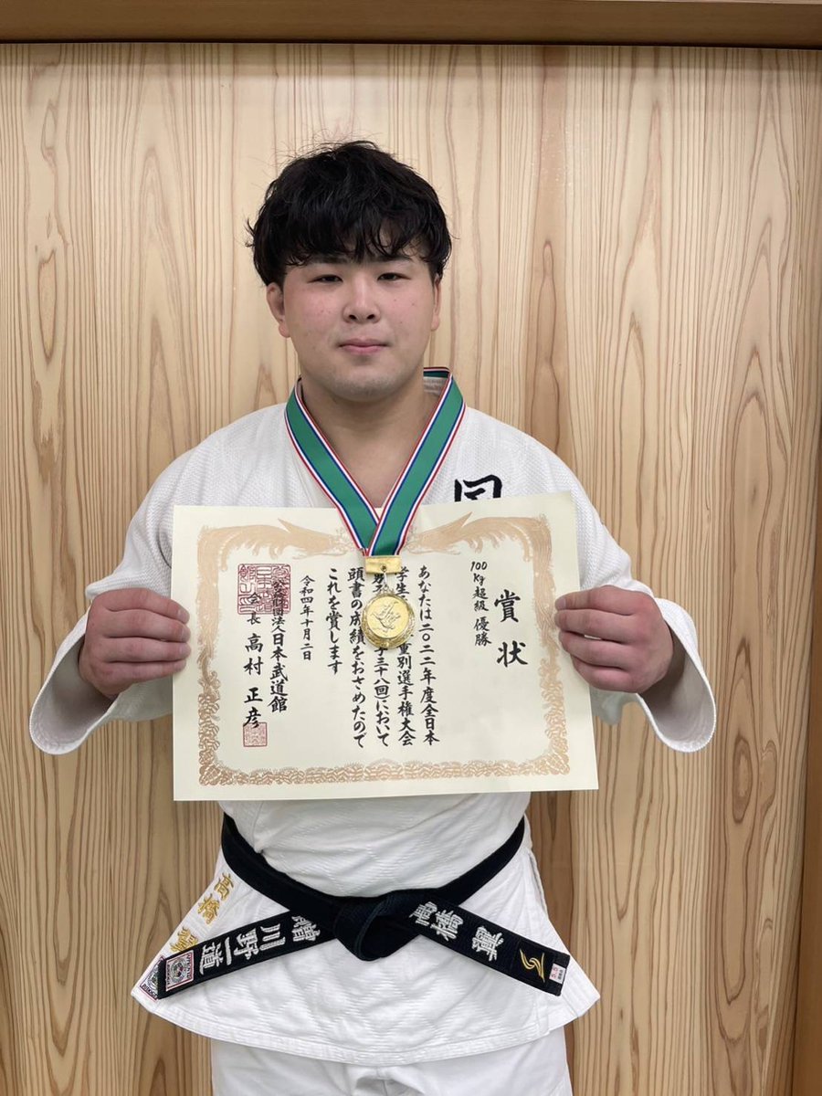 KOKUSHIBA's tweet photo. 2022年度全日本学生柔道体重別選手権大会が10月1、2日、日本武道館で開催され、本学から出場した90kg級の中西一生選手（体育4年）と100kg級の熊坂光貴選手（体育4年）、100kg超級の髙橋翼選手（体育3年）の3人が優勝を果たし、重量級の3階級すべてを本学選手が制したワン🥇

https://t.co/ZlouAlktVD https://t.co/32KIpBhaPd