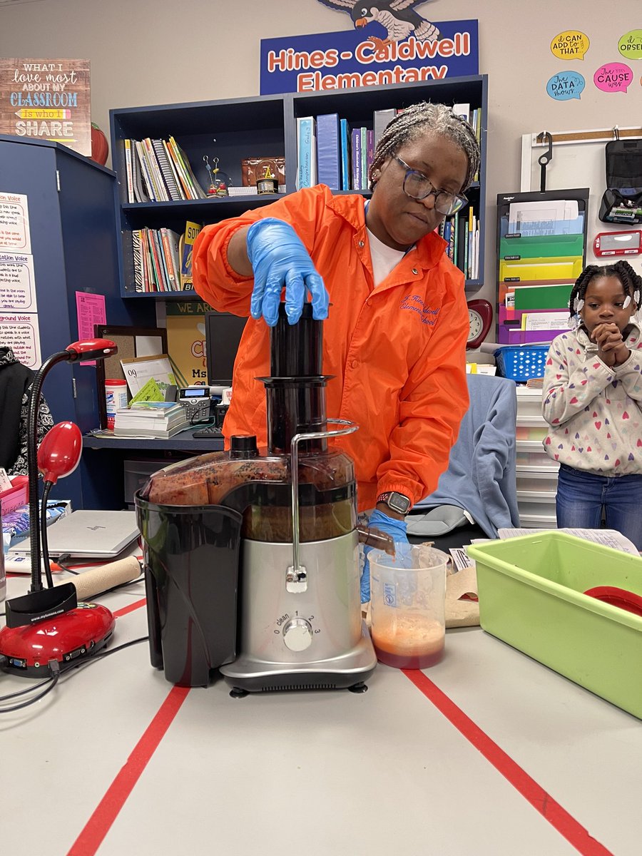 Elateacher2's tweet photo. Turning solids into liquids for a healthy, tasty solution.  Thanks @BrighterBites for fresh fruits and vegetables.  Yummy!  ( Apples, carrots and beets) Science TEKS 3.5D.  @DarceleLofton @MrsDstigers @HinesCaldwellES @KhuatMrs @KalebryaB https://t.co/HTyXrOhugA
