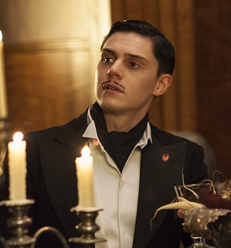 ReaccionesAHS's tweet photo. #CURIOSIDAD ¿Sabías que Jeff Dahmer apareció en American Horror Story: Hotel como invitado a una fiesta de asesinos cuyo anfitrión era James Patrick March, interpretado por Evan Peters? https://t.co/o5gJ1OZs00