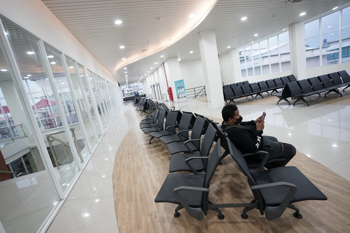 GeiszChalifah's tweet photo. Bertahun- tahun Masy Pulau Seribu dibiarkan merana, harga air mahal, pelabuhan di daratan JKT bau &amp;   sumpek.
Tapi Kini. Listrik bahkan di Pulau terjauh (Pulau Sabira) sdh bisa diakses 24 jam. Harga air bersih menjadi murah. Pelabuhan Muara Angke dibenahi luar biasa mewah. https://t.co/fXCx5u2qnN