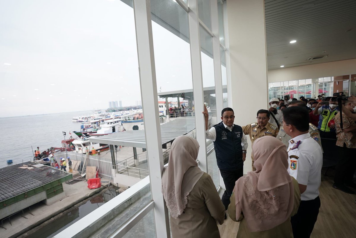 GeiszChalifah's tweet photo. Bertahun- tahun Masy Pulau Seribu dibiarkan merana, harga air mahal, pelabuhan di daratan JKT bau &amp;   sumpek.
Tapi Kini. Listrik bahkan di Pulau terjauh (Pulau Sabira) sdh bisa diakses 24 jam. Harga air bersih menjadi murah. Pelabuhan Muara Angke dibenahi luar biasa mewah. https://t.co/fXCx5u2qnN