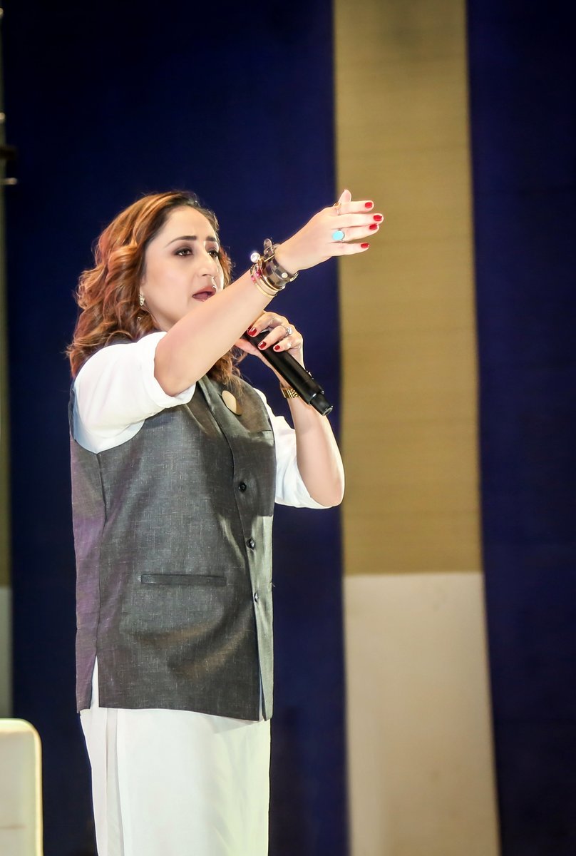 geetikaganju's tweet photo. Importance of #mentoring a #new lot of artists and emcees cannot be underlined enough. More we do so, the more I know #LiveEcosystem in India will benefit.Was happy to be invited to Rajasthan for biggest #EmceeConvention in India to share what I could with 250 emcees of Rajasthan https://t.co/7Mjoldxh4t