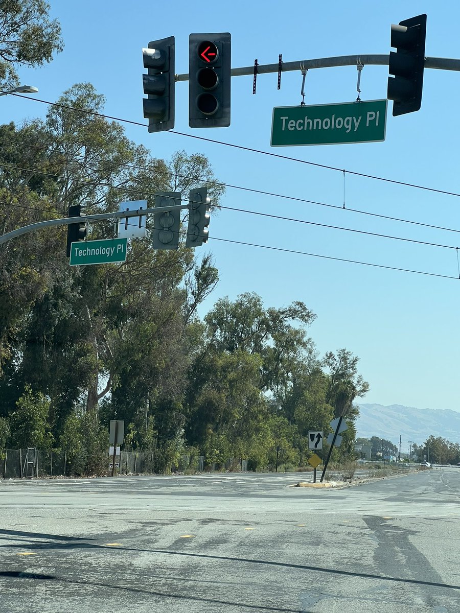 kc_407's tweet photo. Tell me you’re in Silicon Valley without telling me you’re in Silicon Valley #SiliconValley #manjose #technologyplace https://t.co/tlSONg8jde