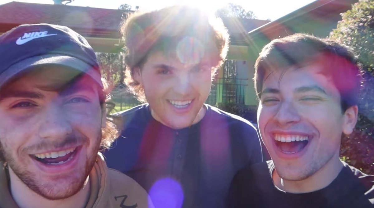 crispydreme's tweet photo. LOOK HOW BIG THEIR SMILES ARE https://t.co/kle8vKH9WK