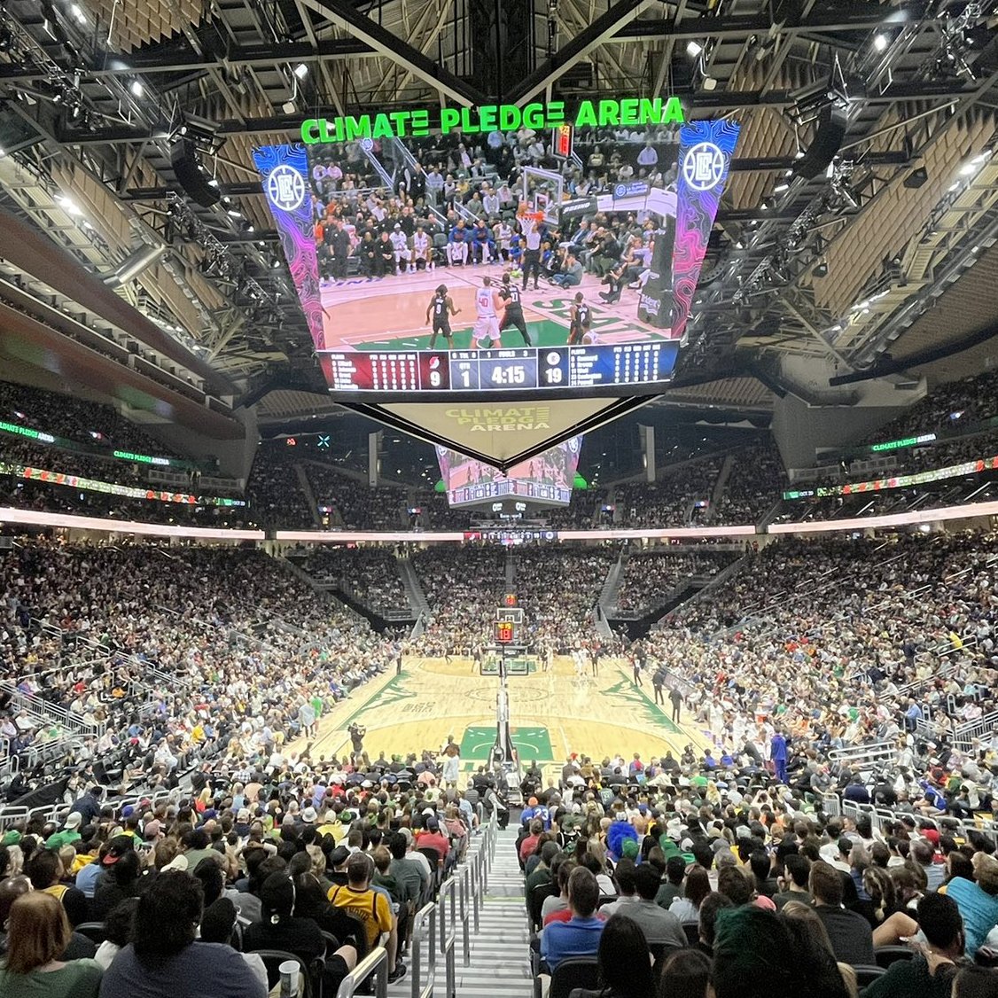 SeattleSonics's tweet photo. SEATTLE SHOWED UP 💚💛

#RainCityShowcase https://t.co/MePIkwNEua
