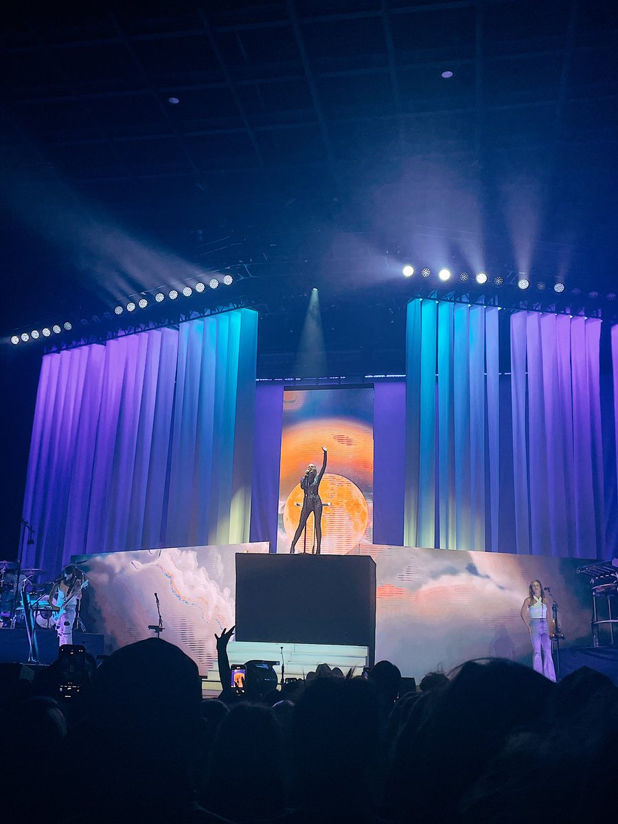 imakeitRAINey's tweet photo. @KelseaBallerini thanks for an amazing show!! Always blown away 😍🥰 https://t.co/x8iimAPzL8