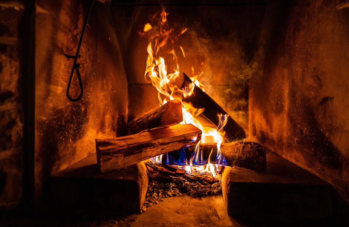 HaggardHawks's tweet photo. A BACKLOG was originally just that—a large log placed at the back of a fire, to direct the heat outwards and prolong the burning. In the sense of something set aside  for later, the word came to be used of a ‘backlog’ of unfinished work in the early 1900s. https://t.co/wiBnfm4I0I