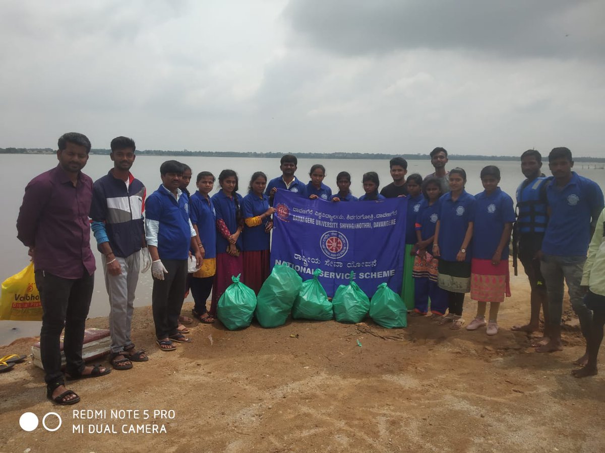 nssrdbangalore's tweet photo. Government first Grade college Baramasagar NSS volunteers cleaning old Pond under #swatchbharatabhiyan @YASMinistry @ianuragthakur @pankajsinghips @_NSSIndia https://t.co/KIQHyw9hzG