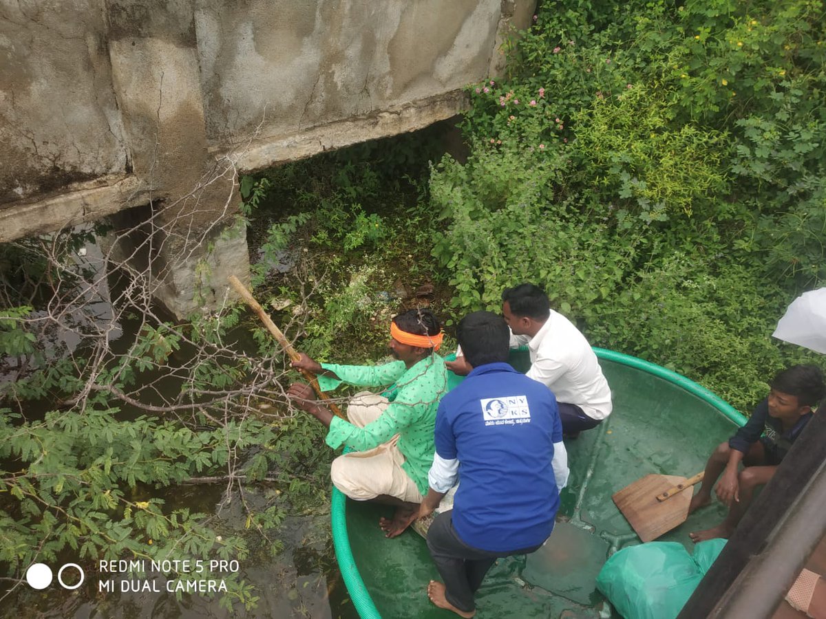 nssrdbangalore's tweet photo. Government first Grade college Baramasagar NSS volunteers cleaning old Pond under #swatchbharatabhiyan @YASMinistry @ianuragthakur @pankajsinghips @_NSSIndia https://t.co/KIQHyw9hzG