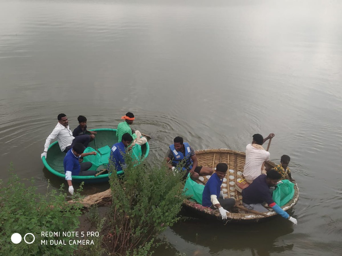 nssrdbangalore's tweet photo. Government first Grade college Baramasagar NSS volunteers cleaning old Pond under #swatchbharatabhiyan @YASMinistry @ianuragthakur @pankajsinghips @_NSSIndia https://t.co/KIQHyw9hzG