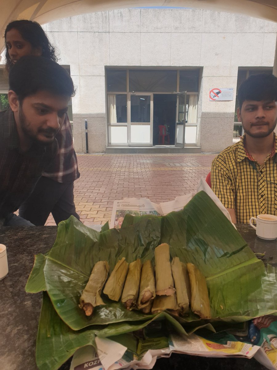 vinita_gowda's tweet photo. It has become a trend @TrEE_Lab to bring perishable & non-perishable food when one returns to lab!
SimBly 'cause we are a hungry lot!
From @xavier_aleena jackfruit rice cakes steamed and parceled in banana leaves!
Go #zingiberales & being plastic-free
#weRbotanists https://t.co/85Q0U6nBUt