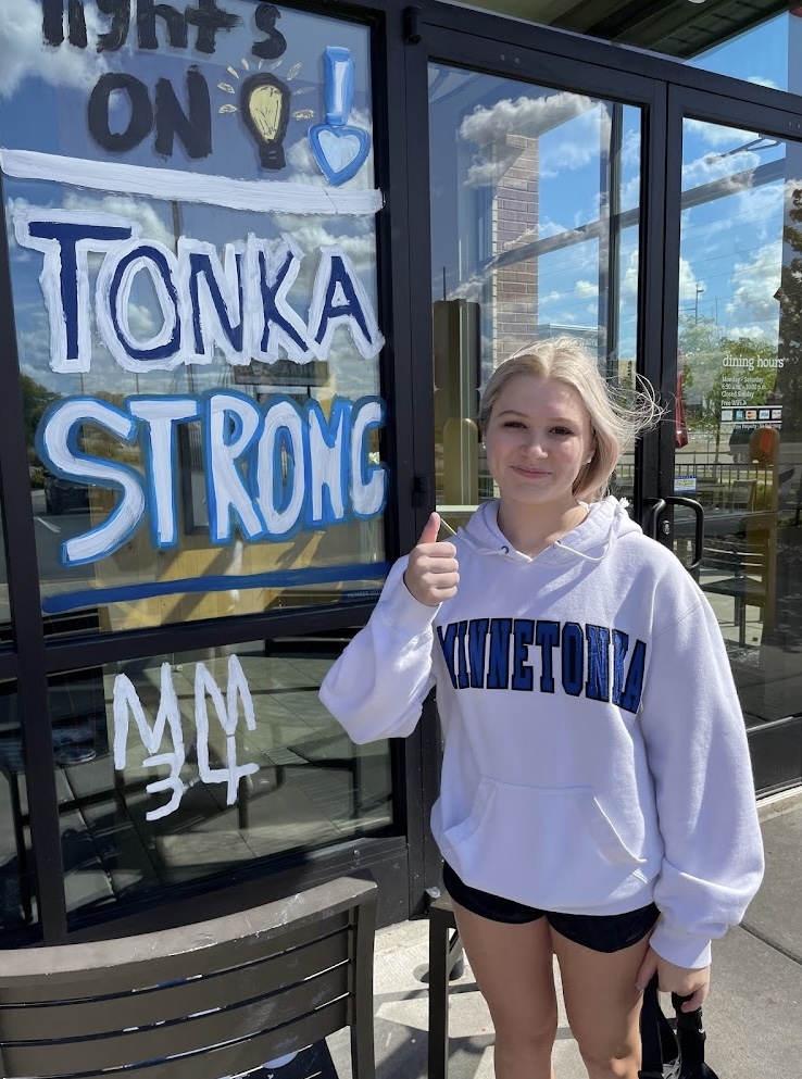 TonkaFB's tweet photo. 🔵⚪️ THANK YOU!! ⚪️🔵 @SkipperNation shows off their art skills @ChanhassenCFA to support @TonkaFB ✨✨✨
#TeamworkMakesTheDreamWork #CheerForEachOther
#SkipperNationUnite https://t.co/dMBvKDA06q