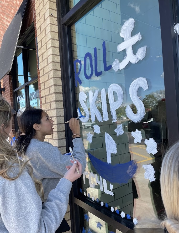 TonkaFB's tweet photo. 🔵⚪️ THANK YOU!! ⚪️🔵 @SkipperNation shows off their art skills @ChanhassenCFA to support @TonkaFB ✨✨✨
#TeamworkMakesTheDreamWork #CheerForEachOther
#SkipperNationUnite https://t.co/dMBvKDA06q