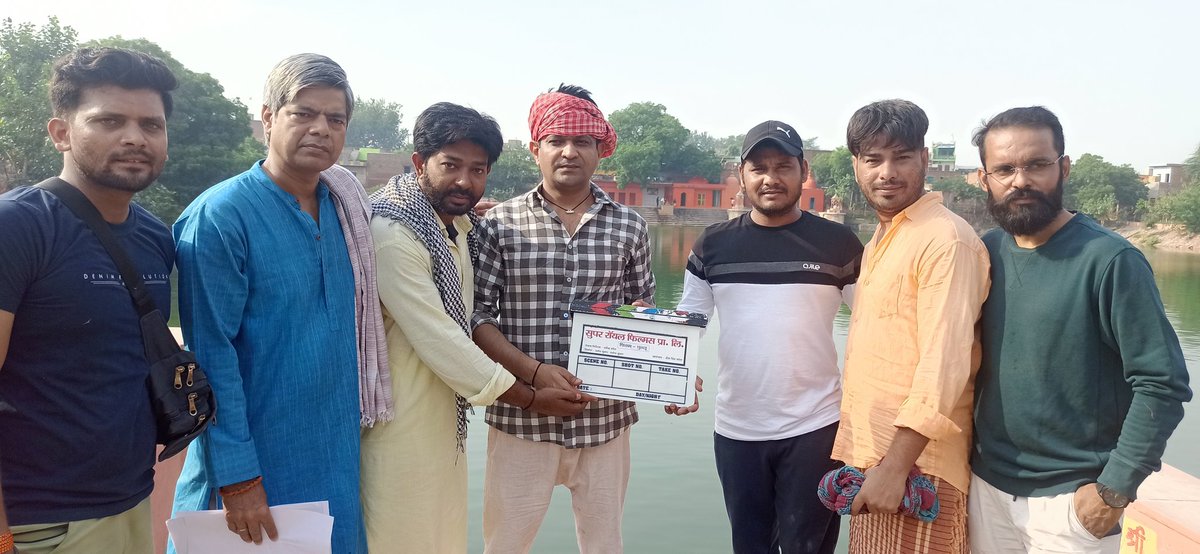 BaghelDirector's tweet photo. #superroyelfilms #pullu #dharmendrabaghel #director
@VikasHoonMain https://t.co/Vh2hNZJHLX
